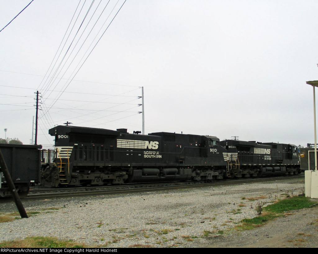 NS 9035 & 9001 work the yard